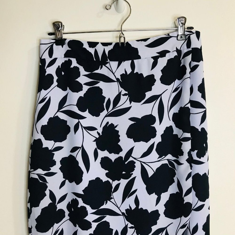 Ann Taylor Floral Wrap Skirt Size 4 Pencil Knee Length Light / Navy Blue - Picture 2 of 9